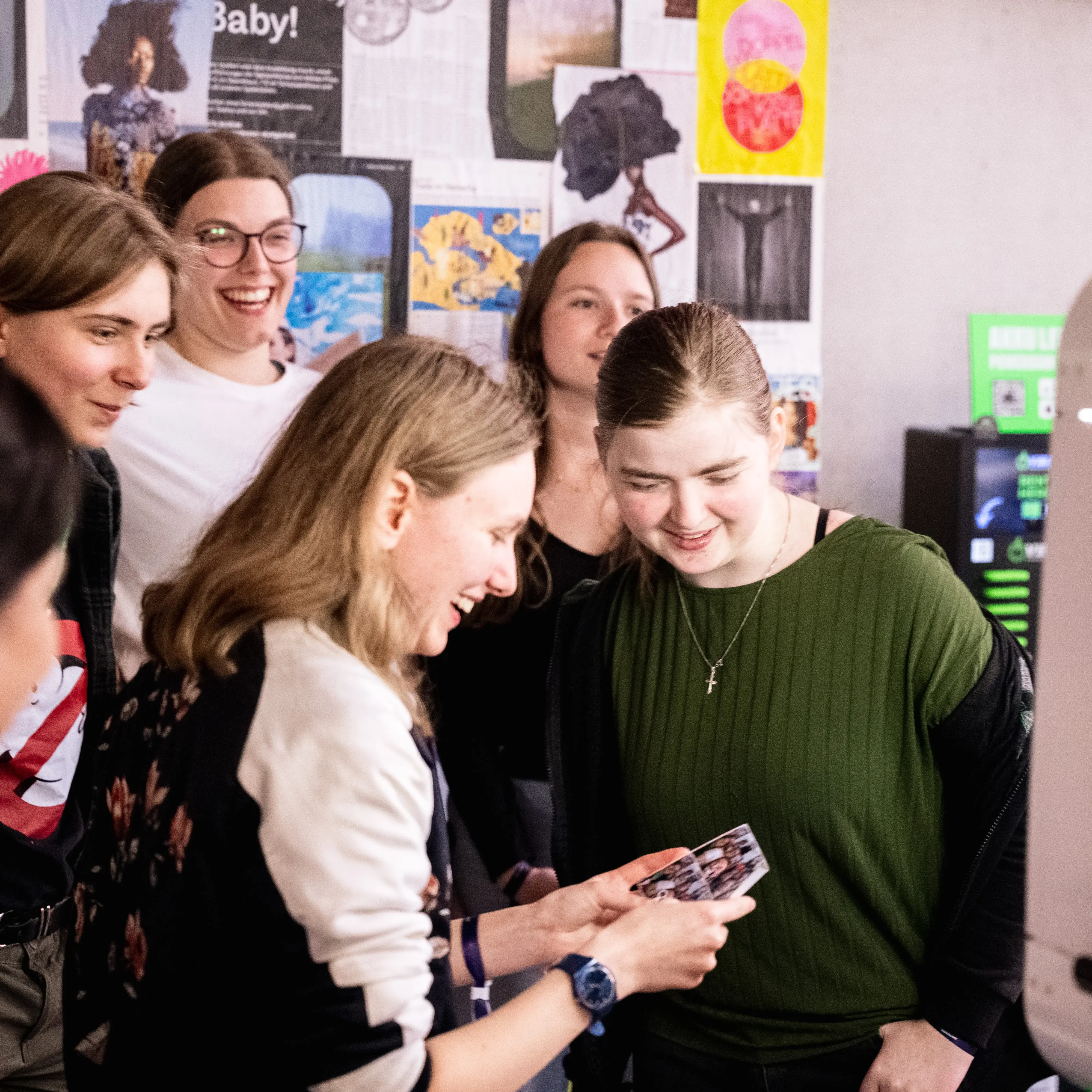 Gäste bei der add conference warten bei der Fotobox auf ihr Bild.