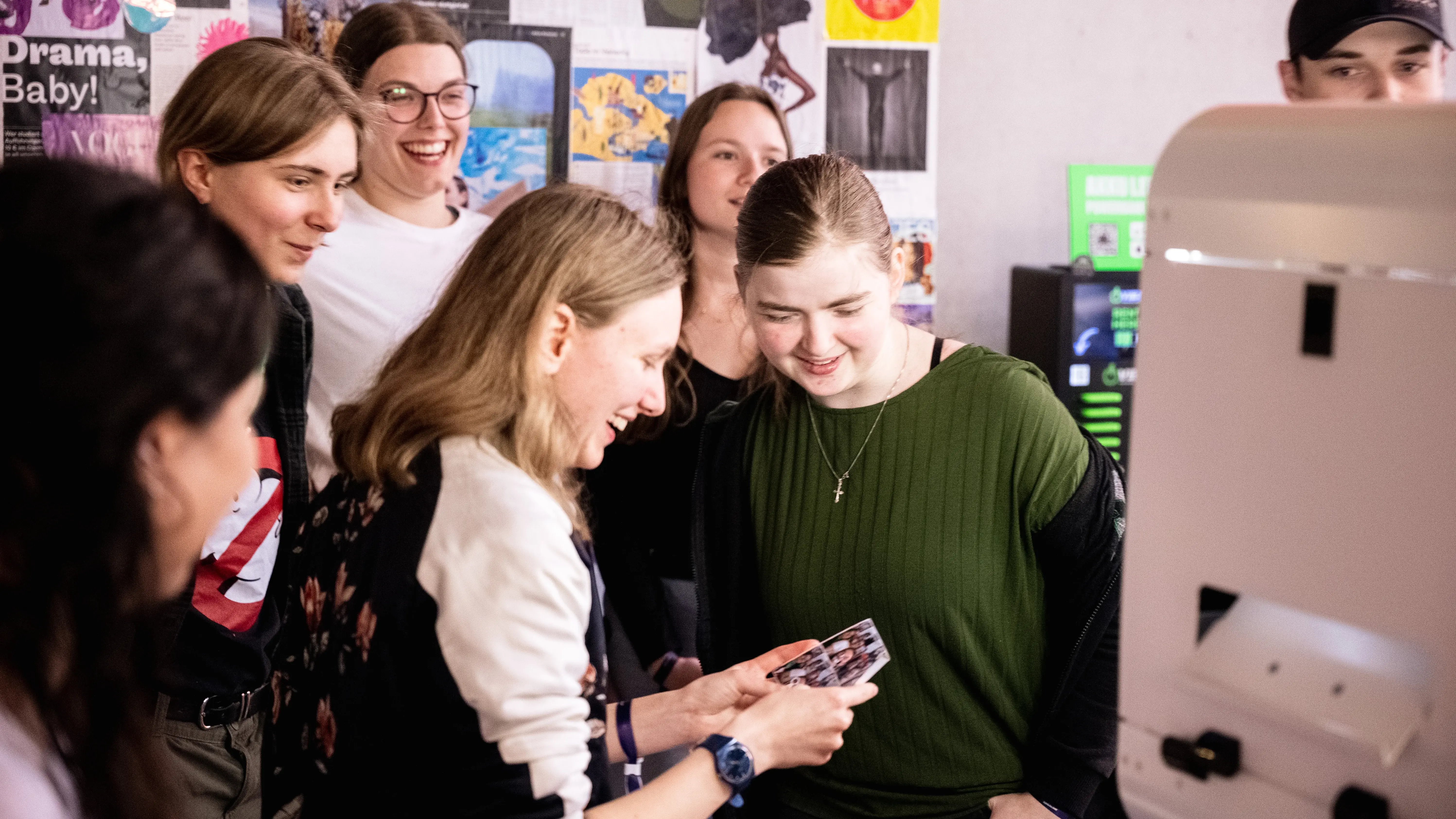 Gäste bei der add conference warten bei der Fotobox auf ihr Bild.