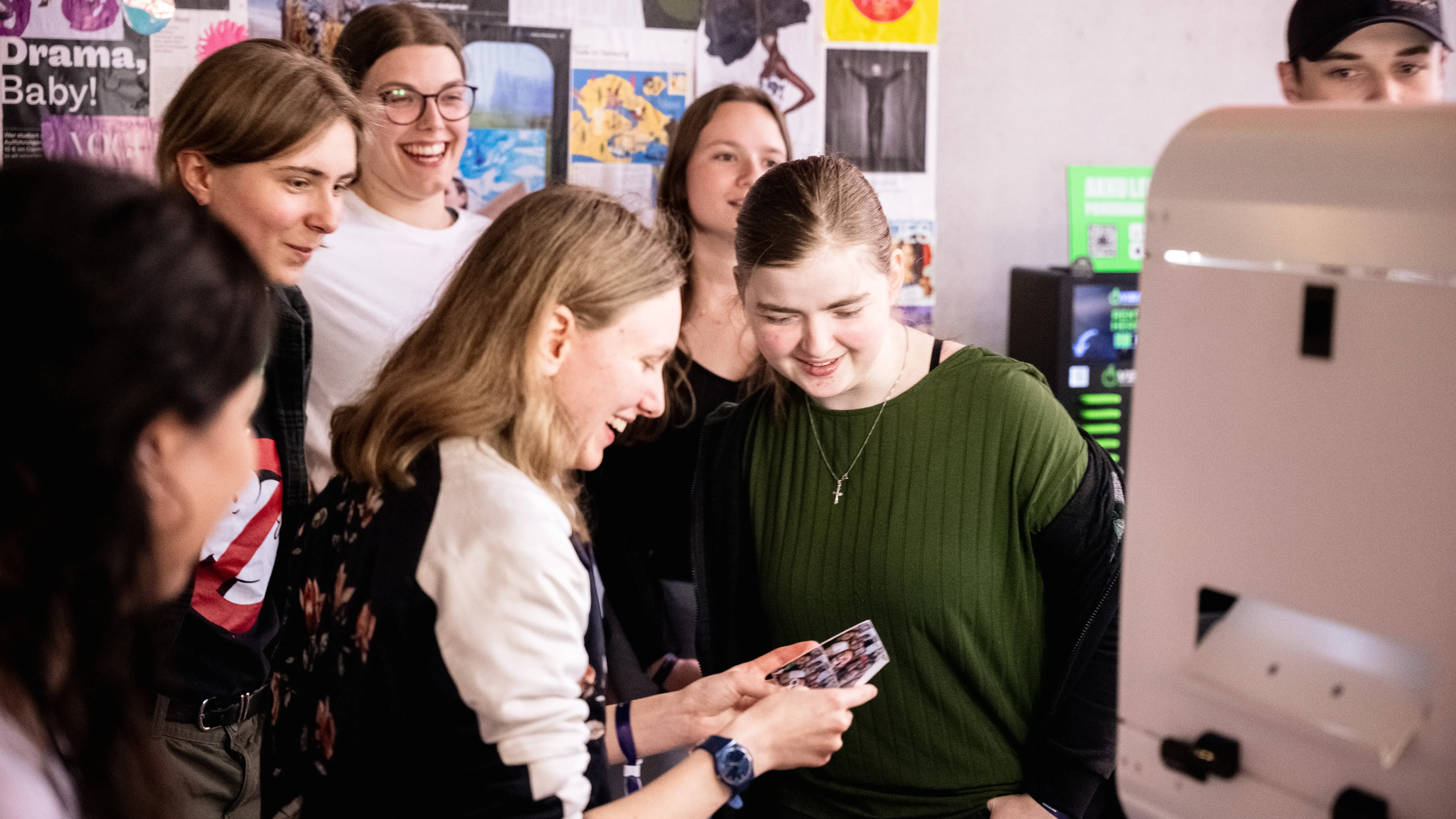 Gäste bei der add conference warten bei der Fotobox auf ihr Bild.