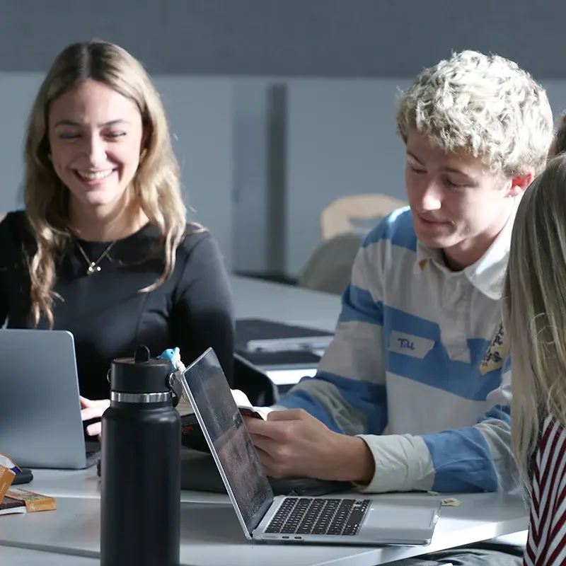 Vier Studierende des WM Content Labs besprechen sich am Tisch sitzend.