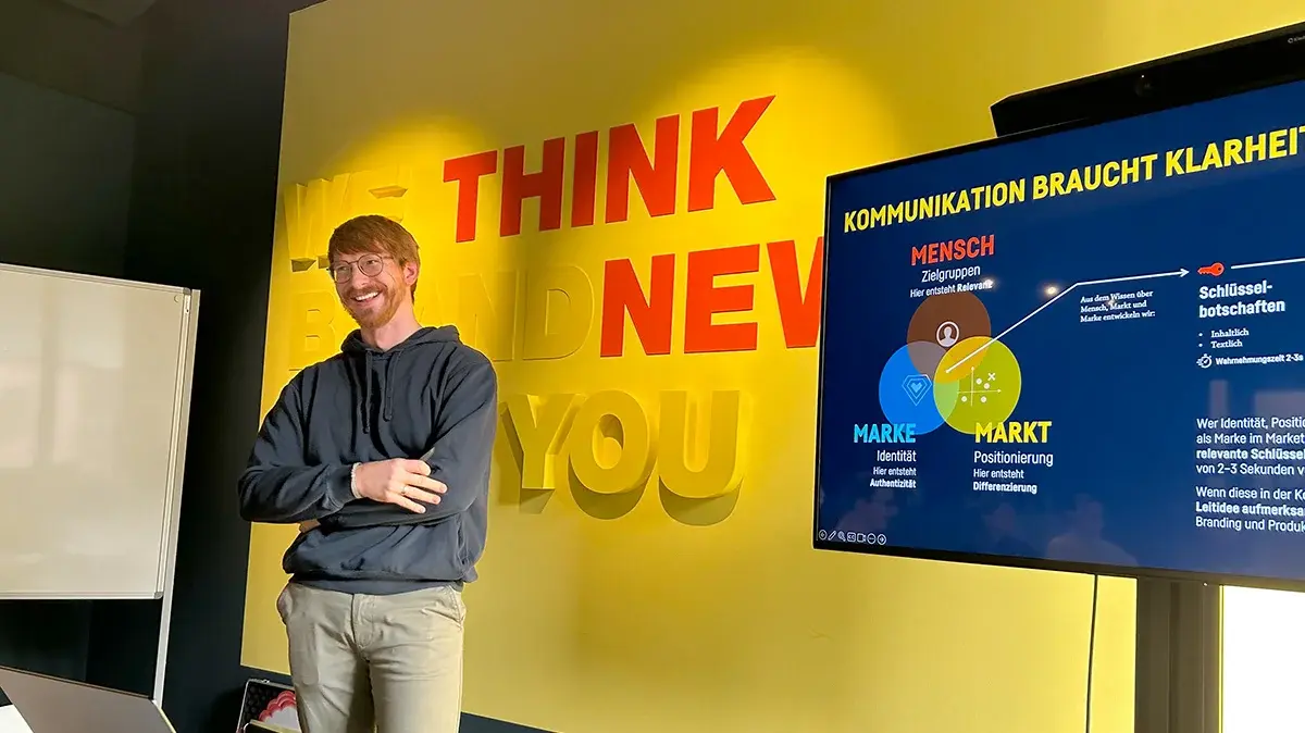 Oliver Sommer begrüßt die Gäste in der Agentur.