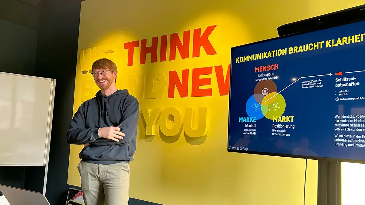 Oliver Sommer begrüßt die Gäste in der Agentur.