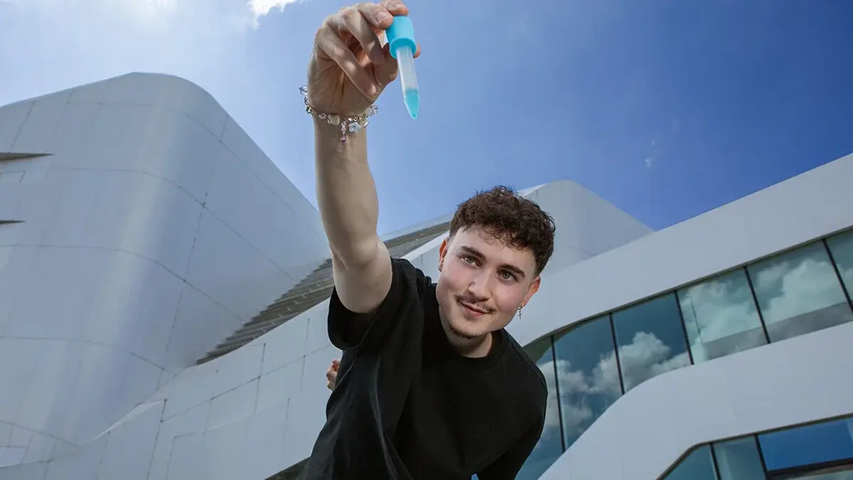 Student vor dem Fraunhofer Institut
