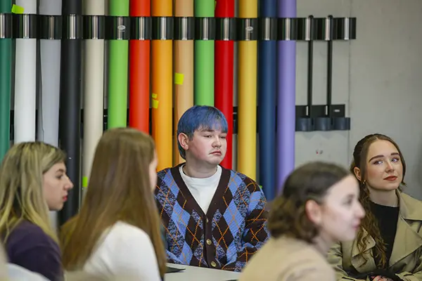 Neue WM-Studierenden sitzen im Hörsaal und hören den ersten Informationen aufmerksam zu.