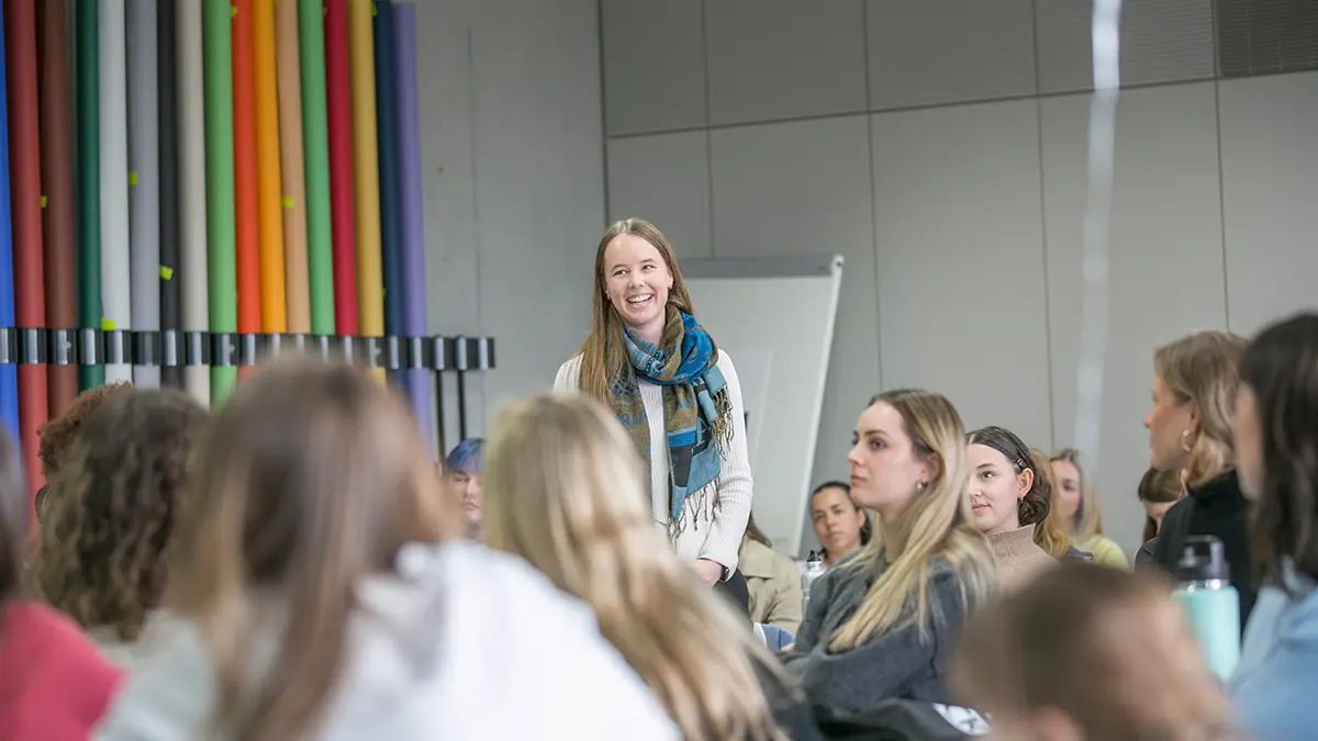 Studentin im Hörsaal stehend