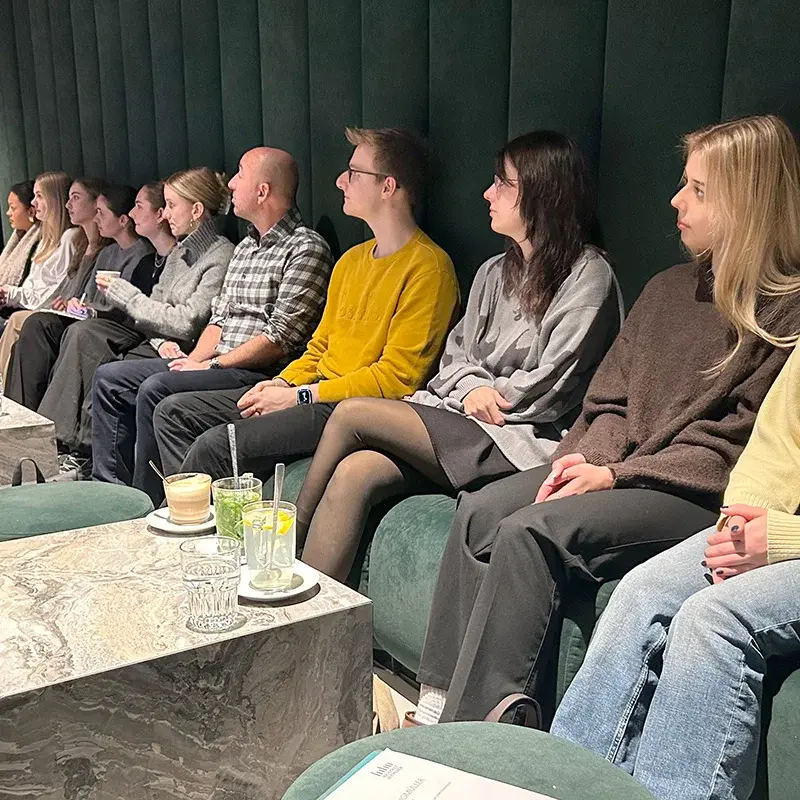 Studierende sitzen im Vortragsraum.