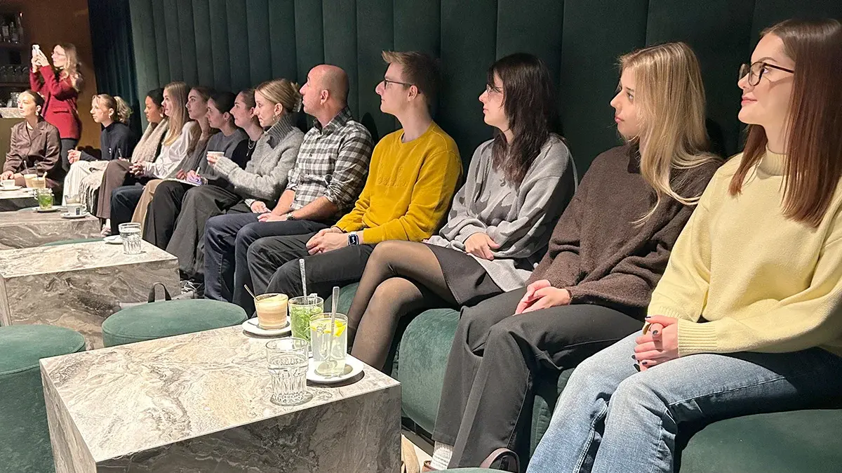 Studierende sitzen im Vortragsraum.