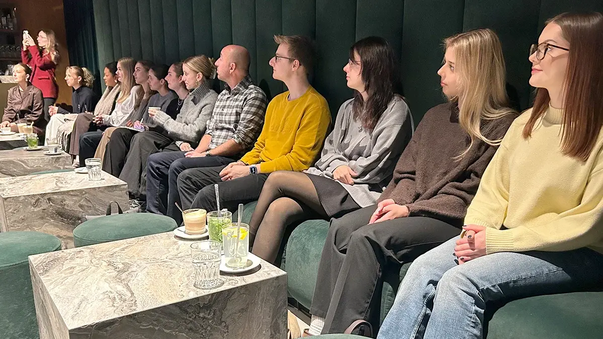 Studierende sitzen im Vortragsraum.