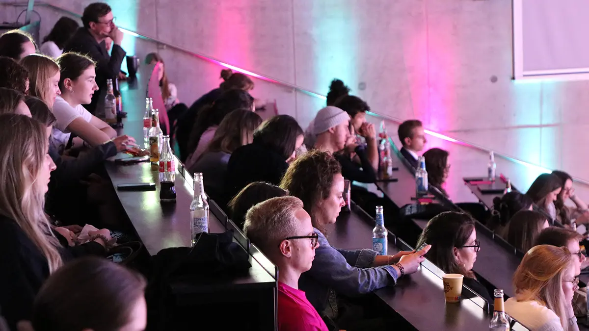 Publikum im Hörsaal add conference