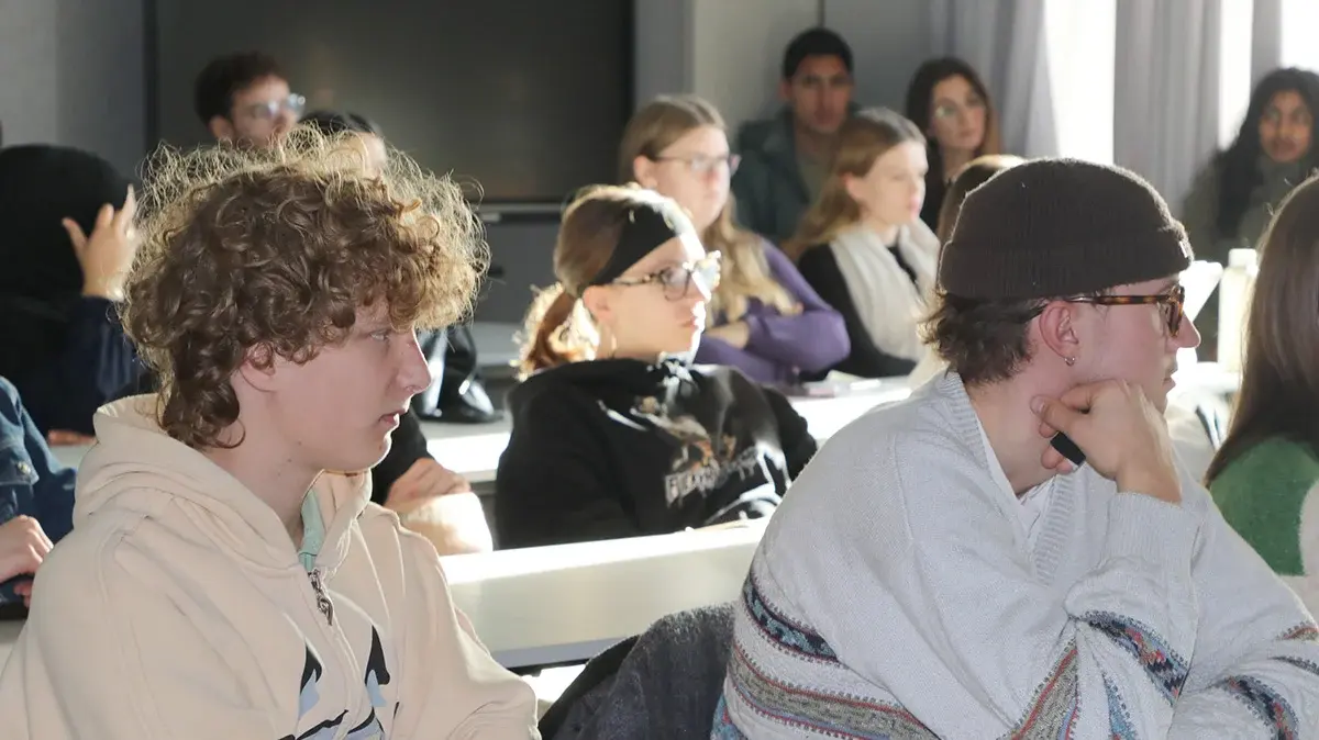 Gäste im Hörsaal beim Studieninfotag.