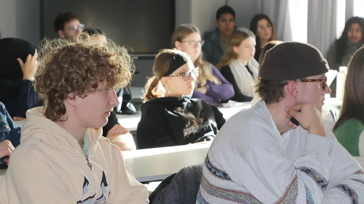 Gäste im Hörsaal beim Studieninfotag.