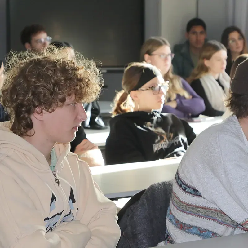 Gäste im Hörsaal beim Studieninfotag.