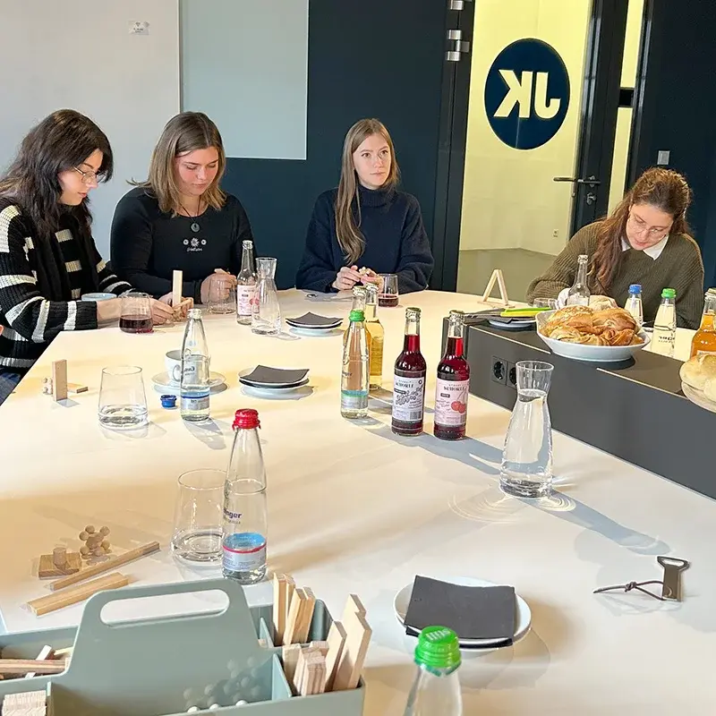 Studierende begutachten das Holzspielzeug der Marke Timberix.