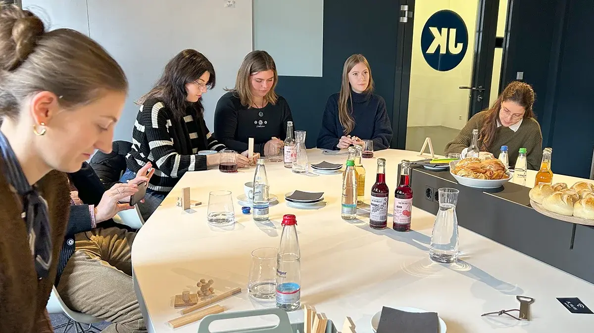 Studierende begutachten das Holzspielzeug der Marke Timberix.