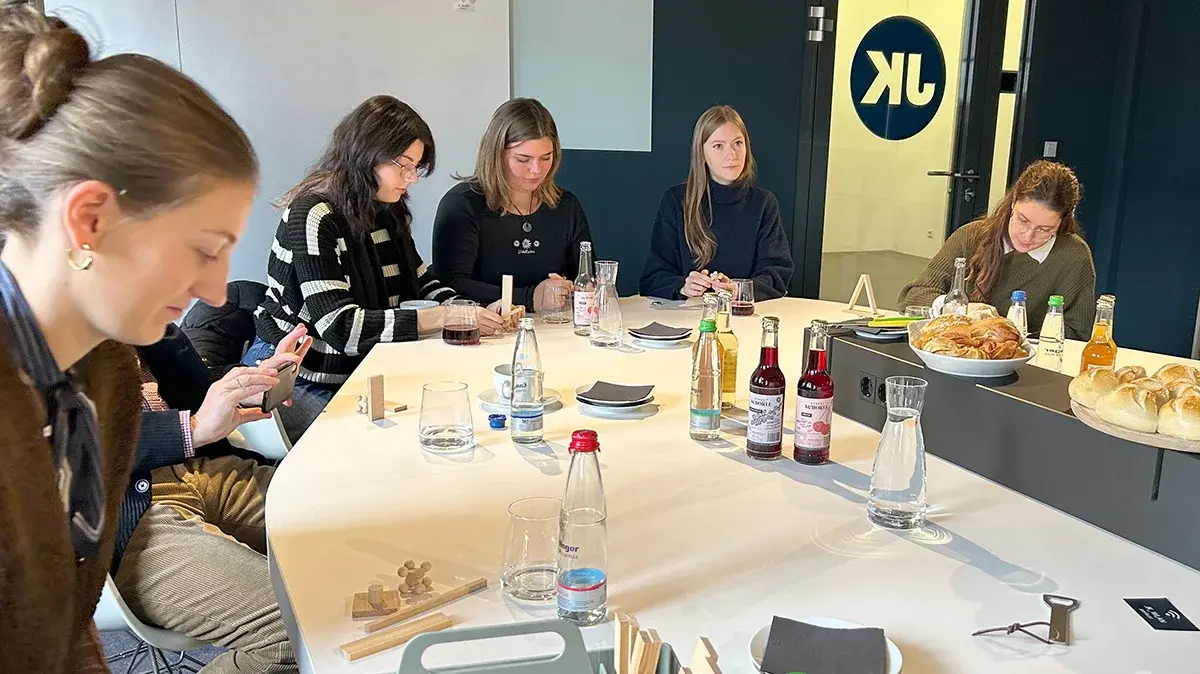 Studierende begutachten das Holzspielzeug der Marke Timberix.