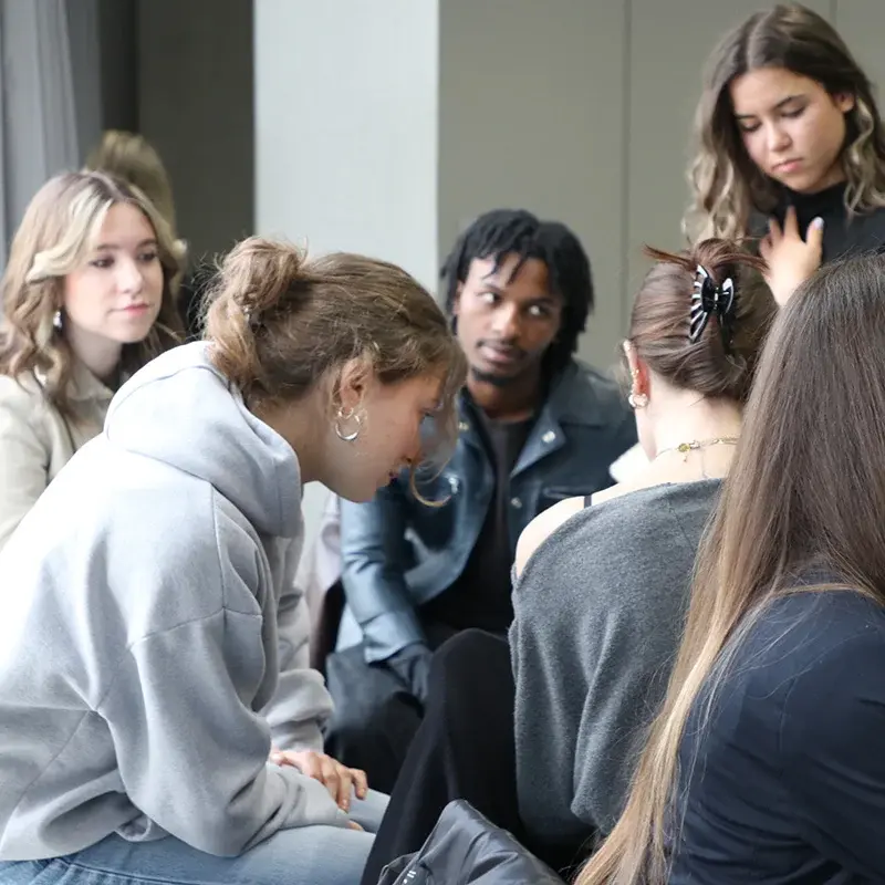 Eine Gruppe Studierender bei der Projektarbeit.