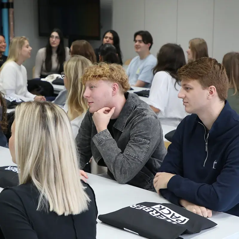 Studierende sitzen im Hörsaal.