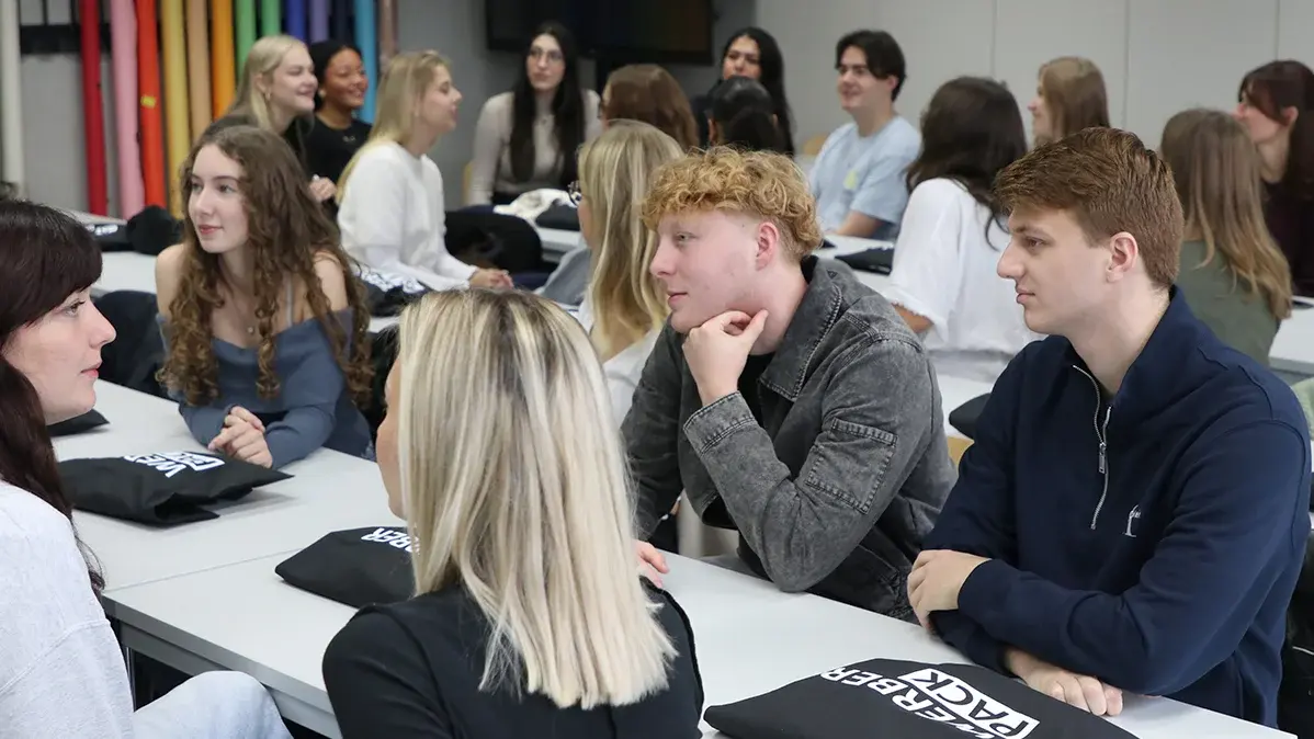 Studierende sitzen im Hörsaal.