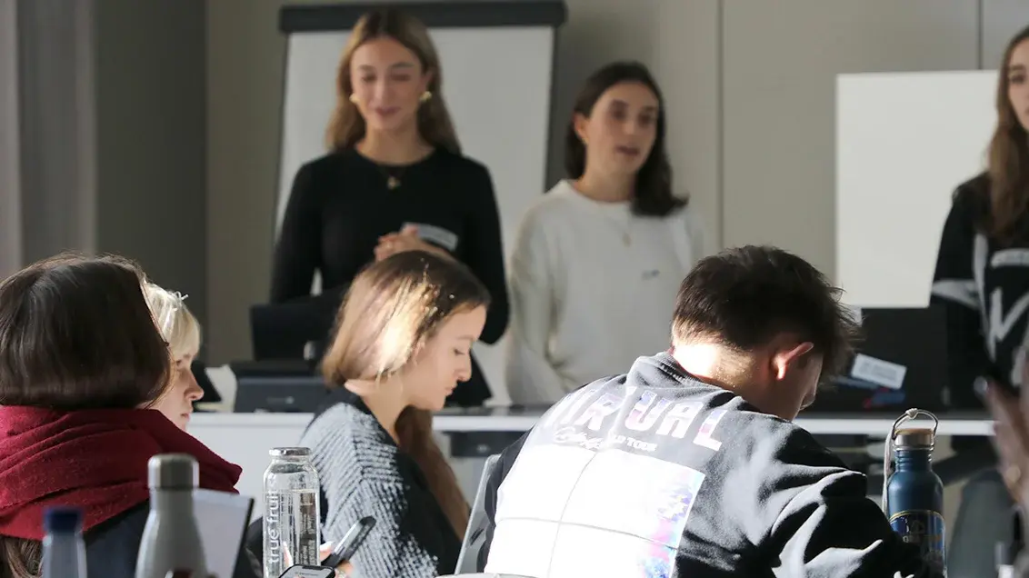 Studierende des Content Labs arbeiten im Hörsaal gemeinsam an ihren Ideen.