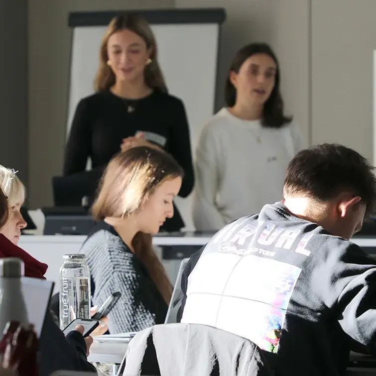 Studierende des Content Labs arbeiten im Hörsaal gemeinsam an ihren Ideen.