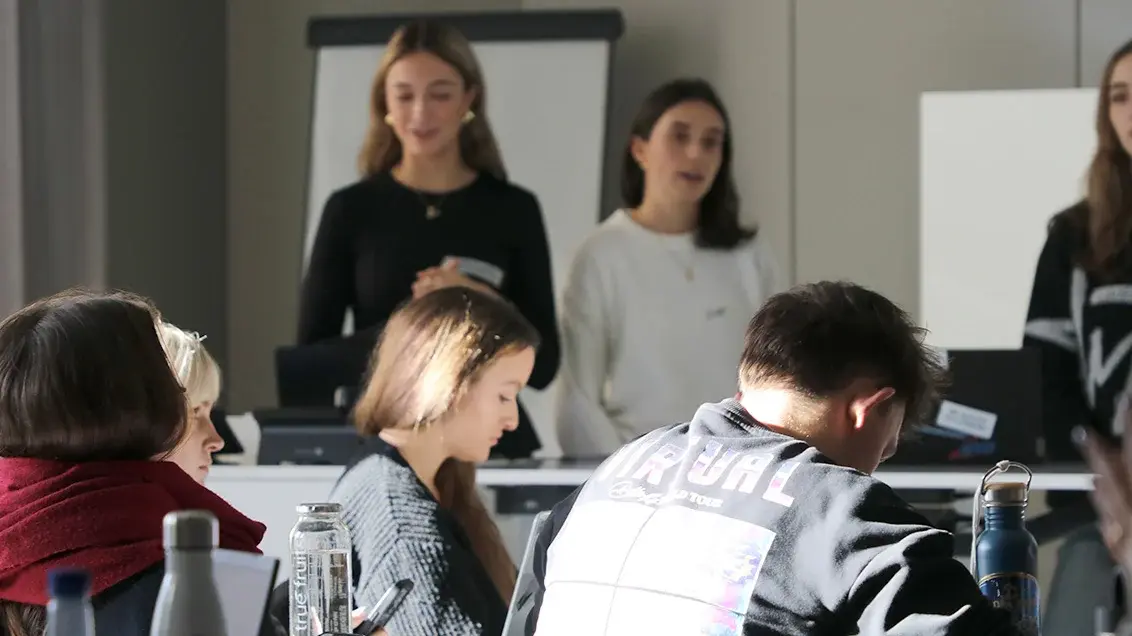 Studierende des Content Labs arbeiten im Hörsaal gemeinsam an ihren Ideen.