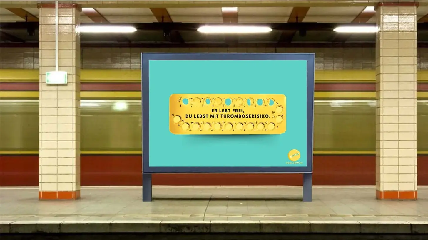 Ein Motiv der Plakatserie des Konzeptes Spill an einer U-Bahnhaltestelle, welches eine Kunststoffverpackung für Pillen mit einem Slogan zeigt.
