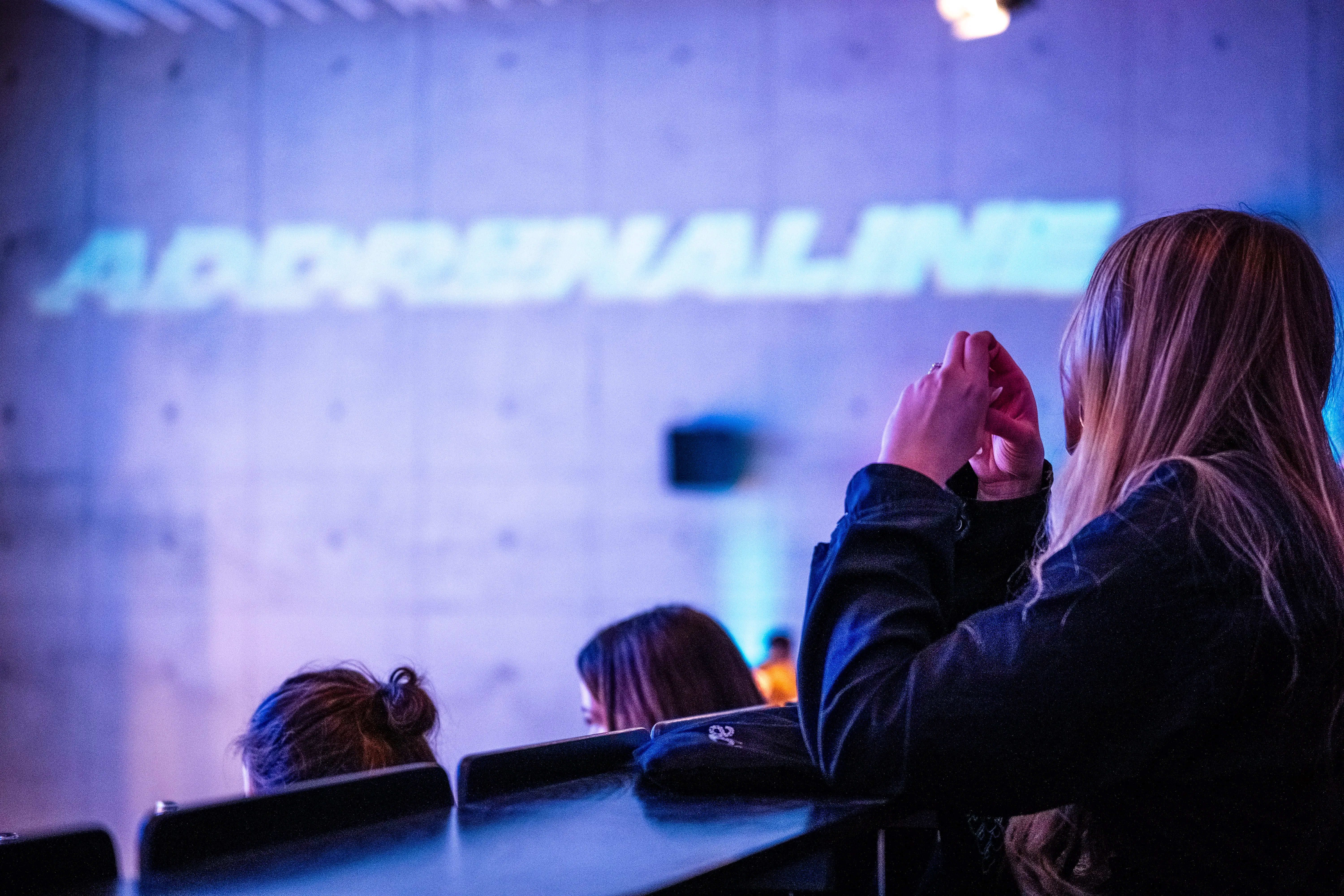 Das Logo der add conference "Addrenaline" wird als Lichtinstallation an der Wand des Hörsaals gezeigt. 