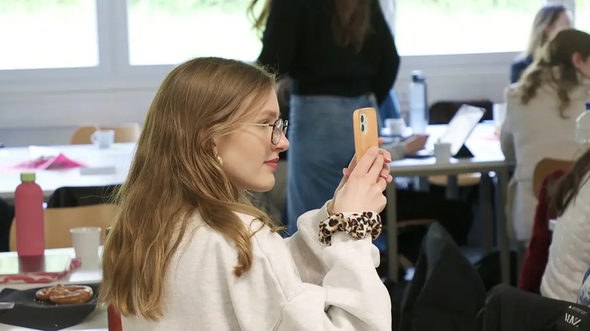 Studentin filmt am Smartphone