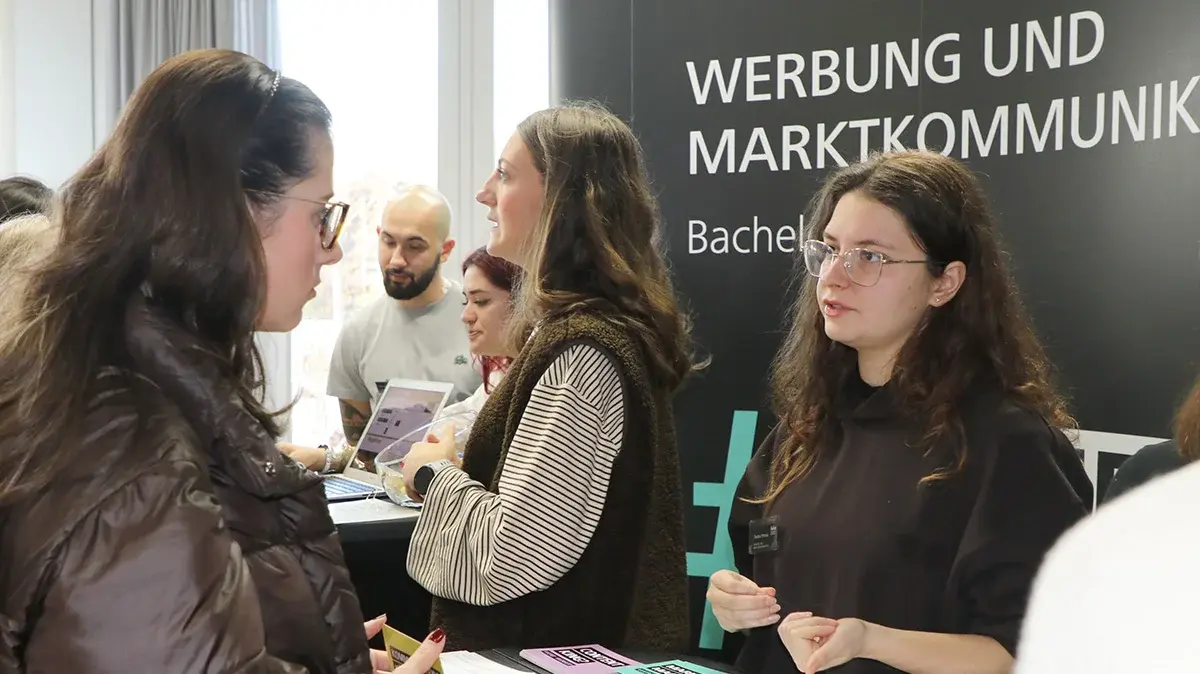 Studierende am Infostand WM.