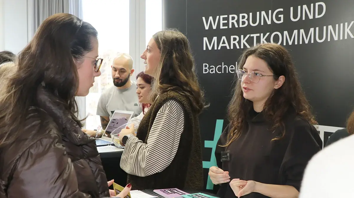 Studierende am Infostand WM.