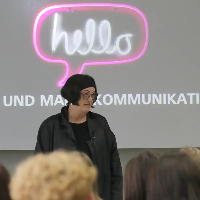 Prof. Gabriele Kille begrüßt die Studierenden.