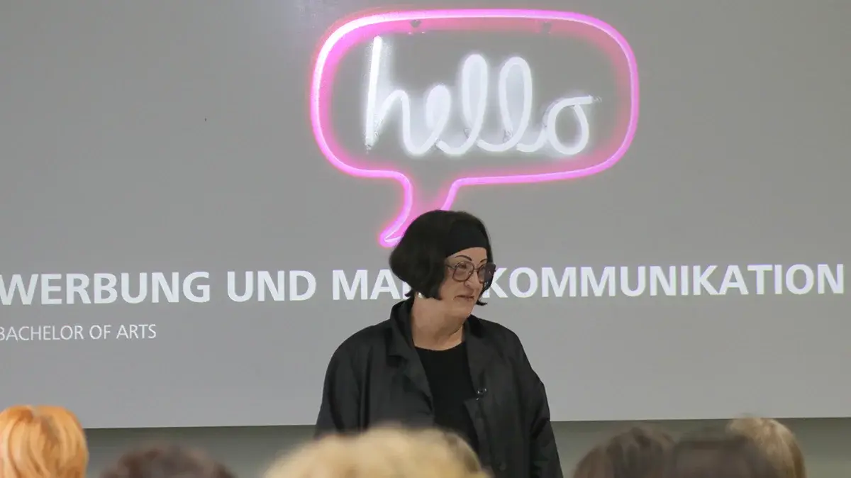 Prof Gabriele Kille welcomes the students.