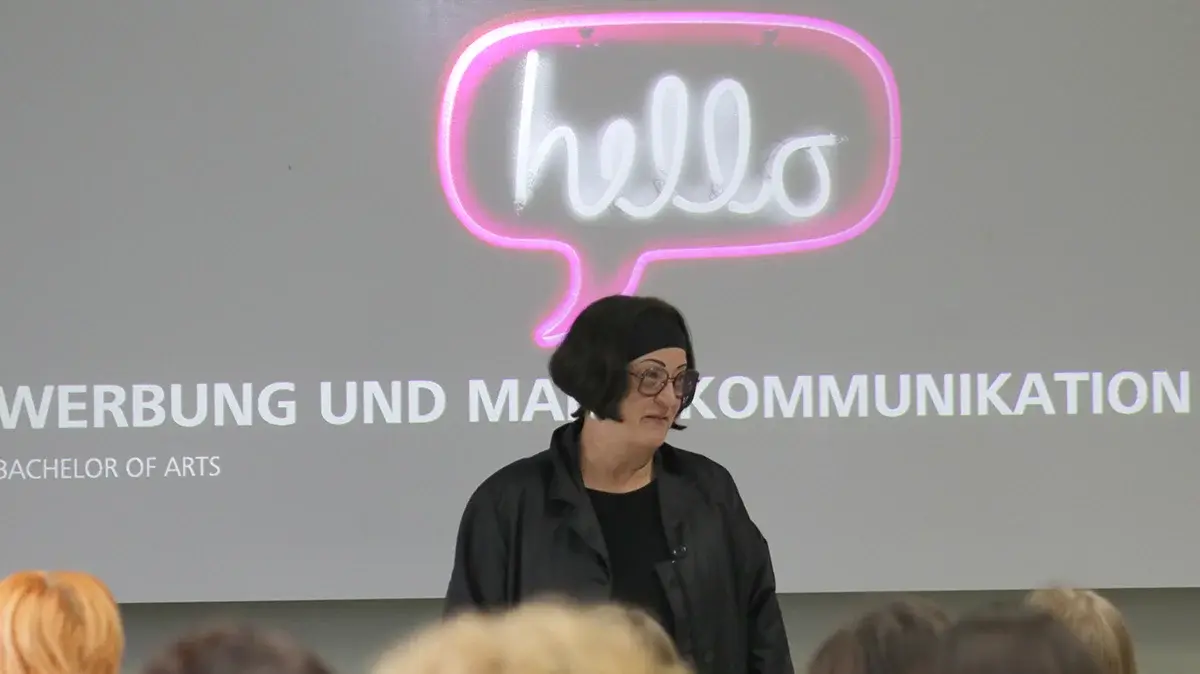 Prof Gabriele Kille welcomes the students.