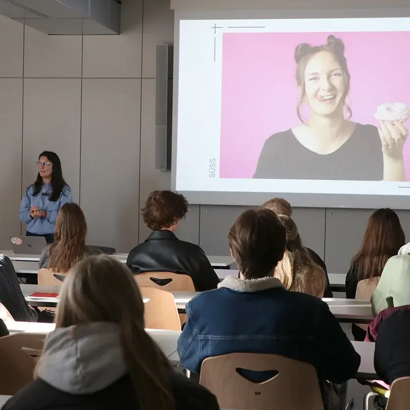 Studierende präsentieren ihr Projekt vor den Zuhörenden.