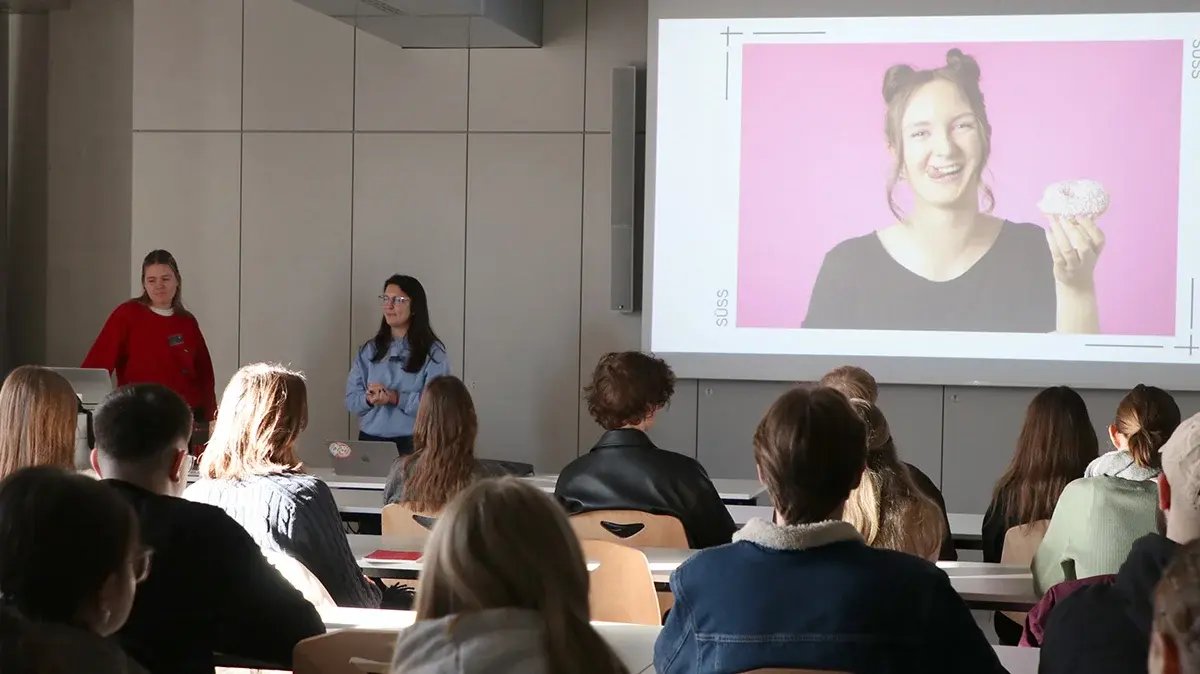 Studierende präsentieren ihr Projekt vor den Zuhörenden.