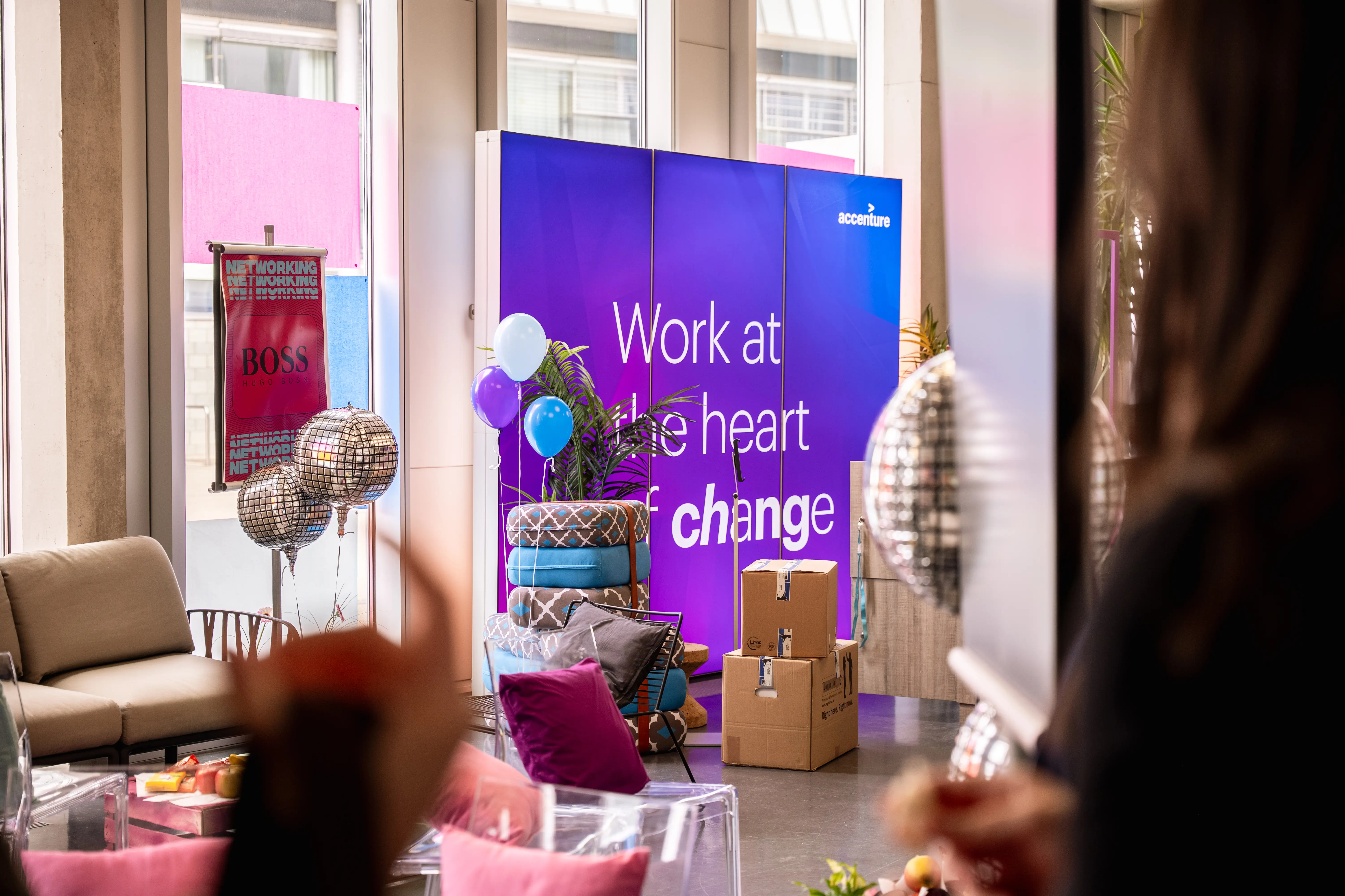 Die Networking-Stand der Agentur Accenture auf der add conference im Foyer der Hochschule.