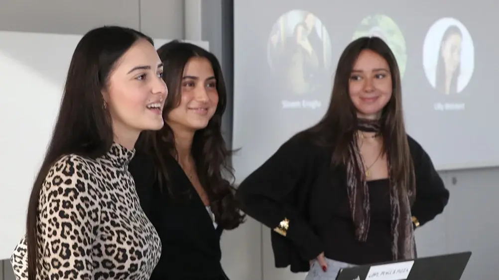 Drei Studentinnen stellen ihre Ideen vor.