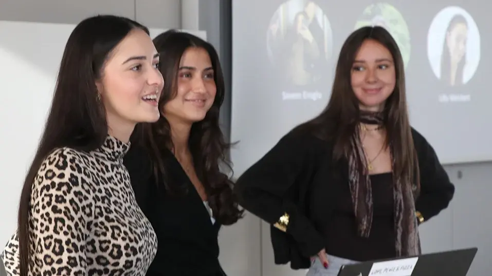 Drei Studentinnen stellen ihre Ideen vor.