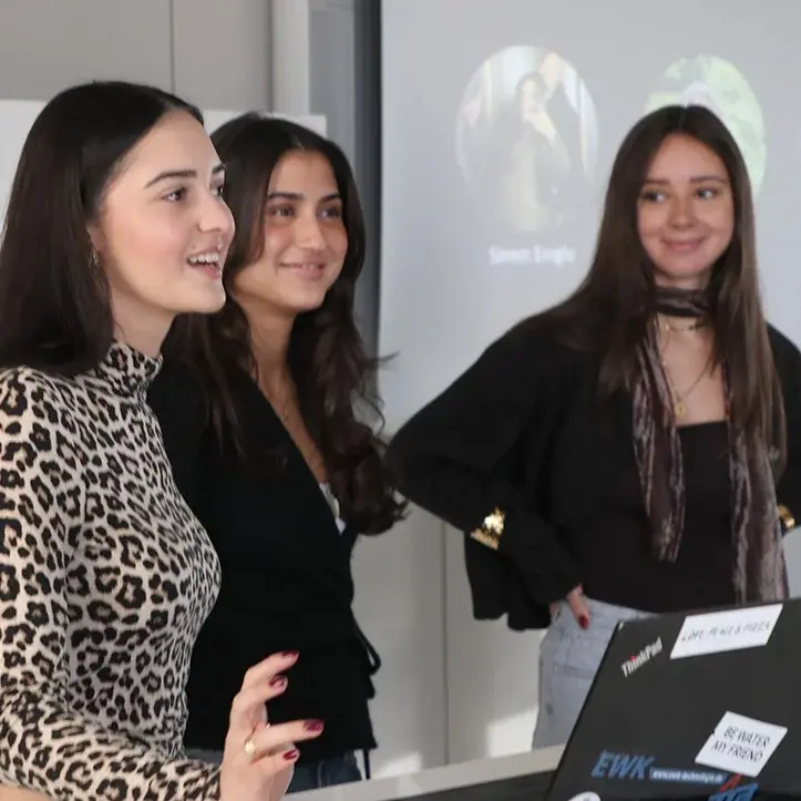 Drei Studentinnen stellen ihre Ideen vor.