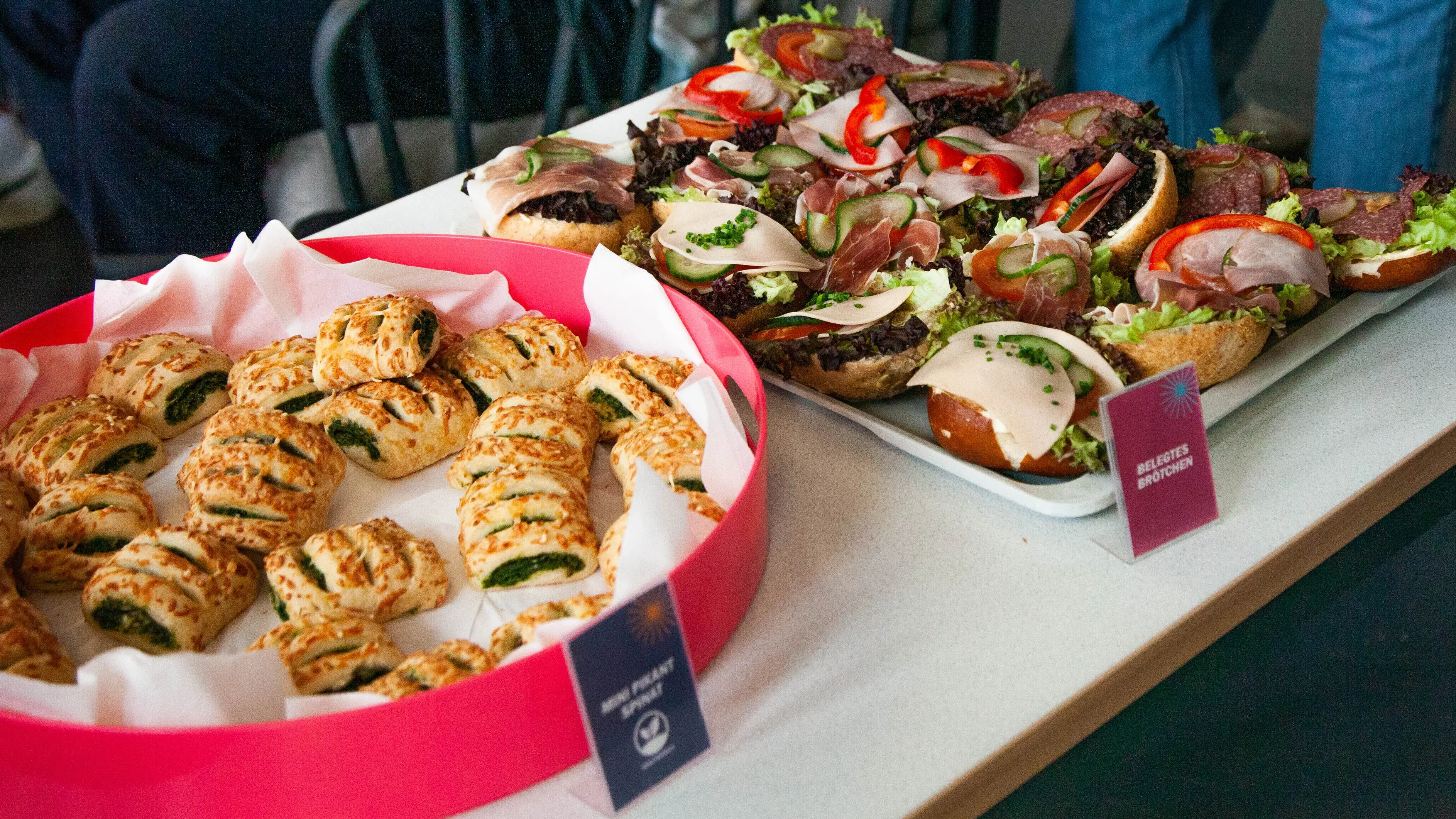 Fingerfood steht für die Gäste der add conference auf dem Tisch bereit.