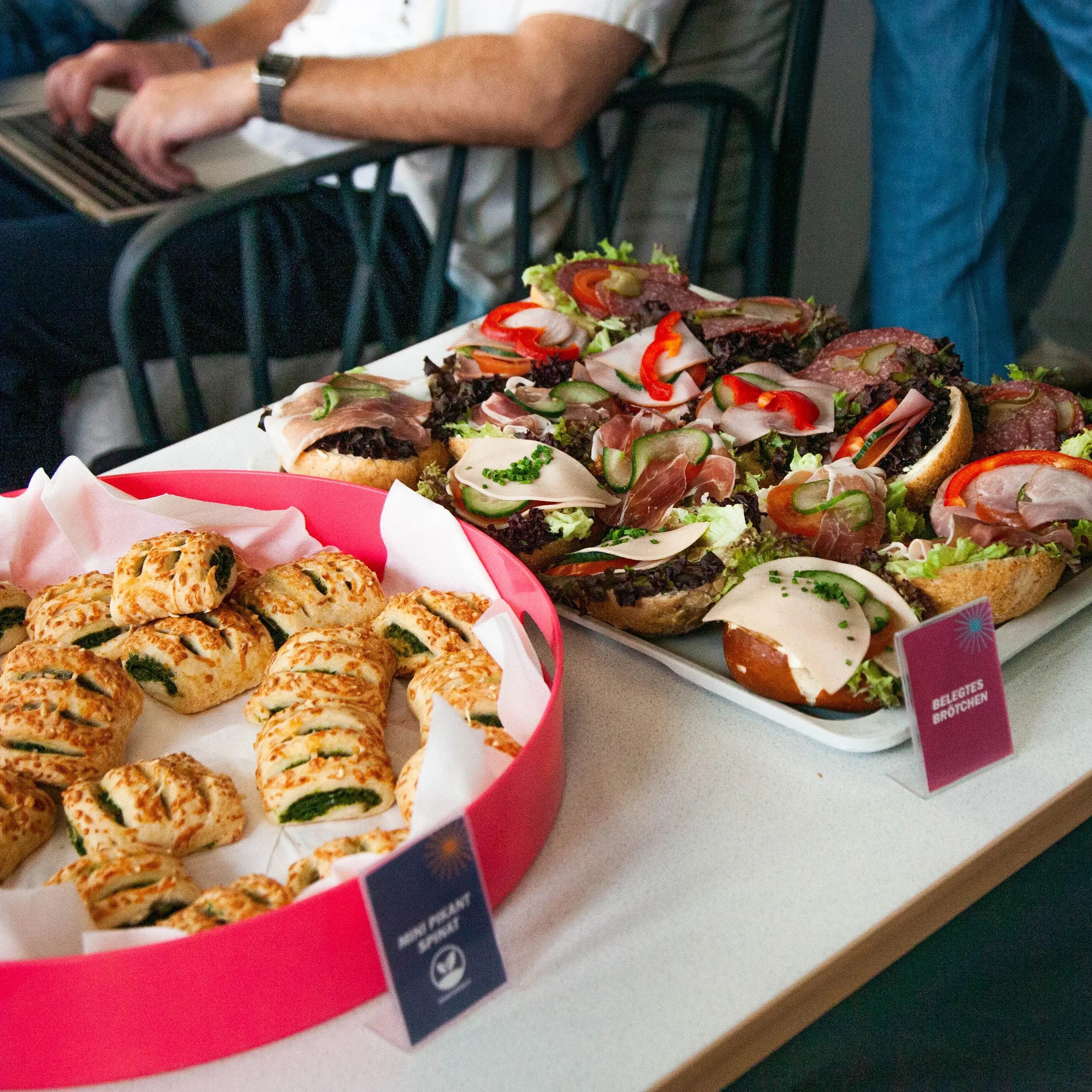 Fingerfood steht für die Gäste der add conference auf dem Tisch bereit.