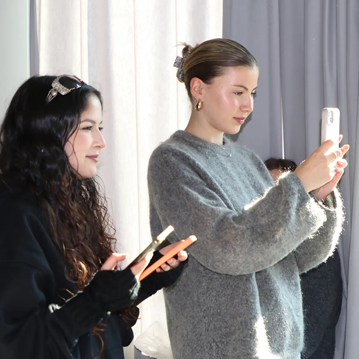 Studentinnen Smartphones