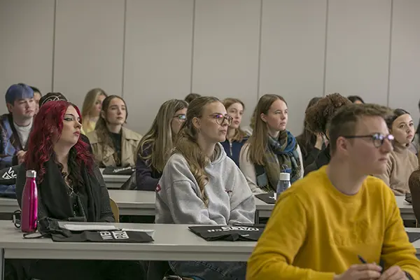 Neue WM-Studierenden sitzen im Hörsaal und hören den ersten Informationen aufmerksam zu.