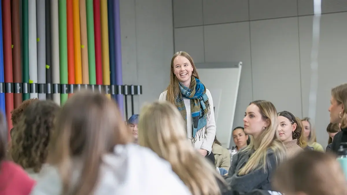 Studentin im Hörsaal stehend