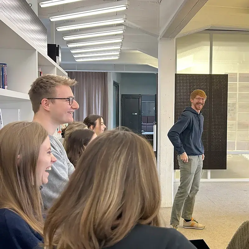 Studierende beim Agenturrundgang mit Oliver Sommer.