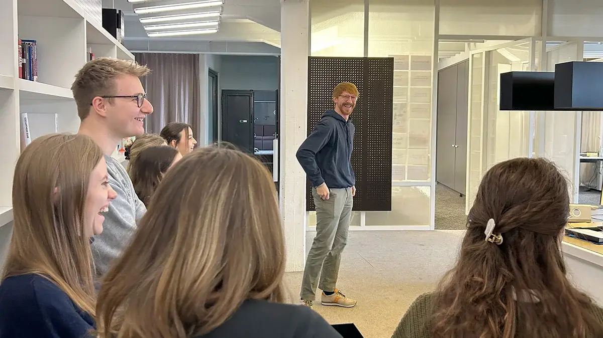 Studierende beim Agenturrundgang mit Oliver Sommer.