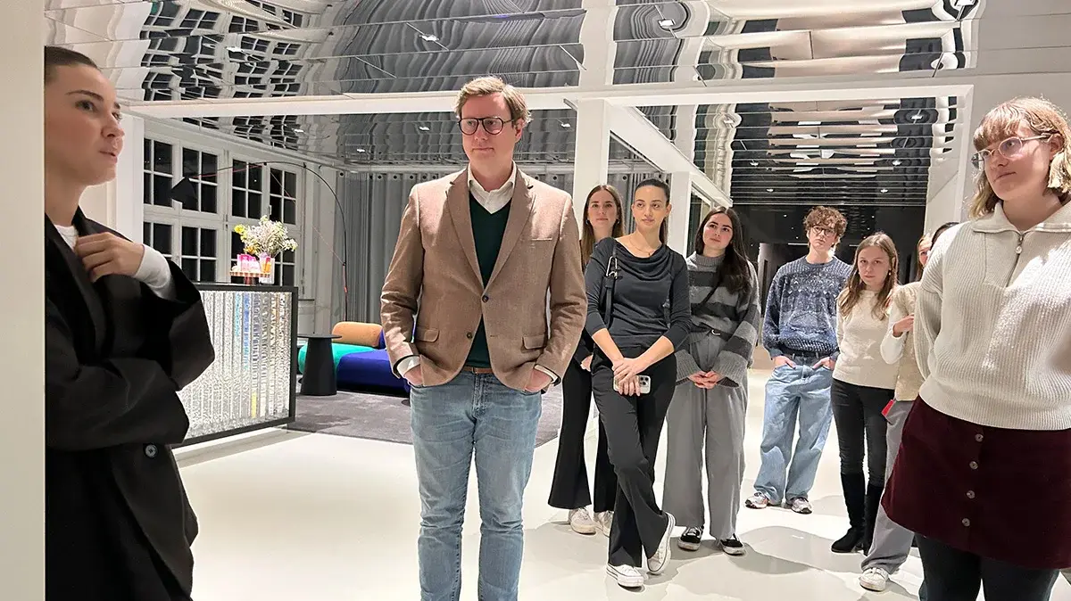 Studierende hören einer Mitarbeiterin der Agentur PUK agency zu.