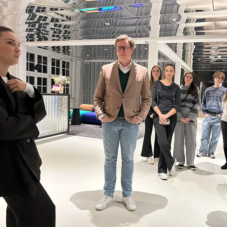 Studierende hören einer Mitarbeiterin der Agentur PUK agency zu.