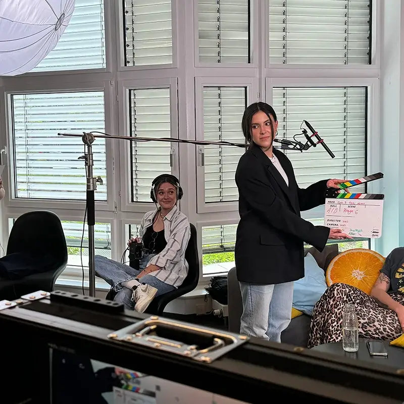 Studentinnen am Set