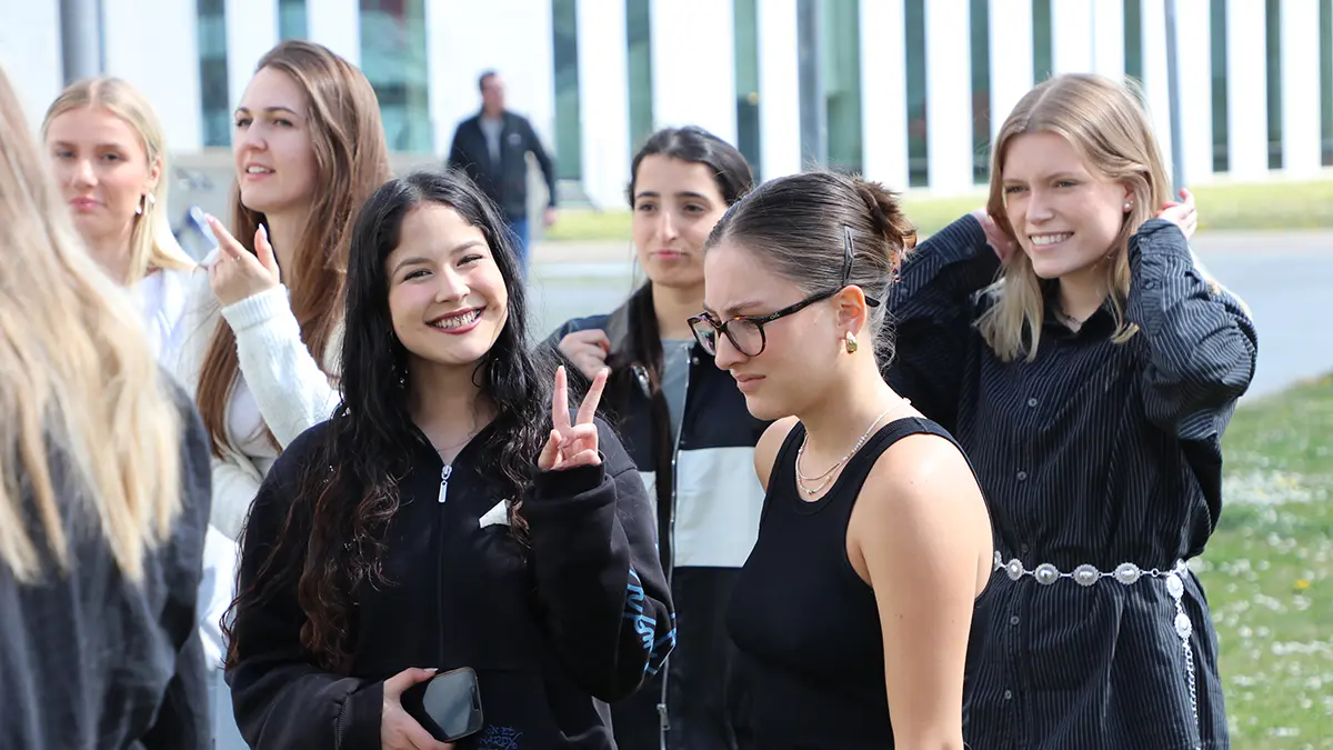 Gruppe Studentinnen draußen_1